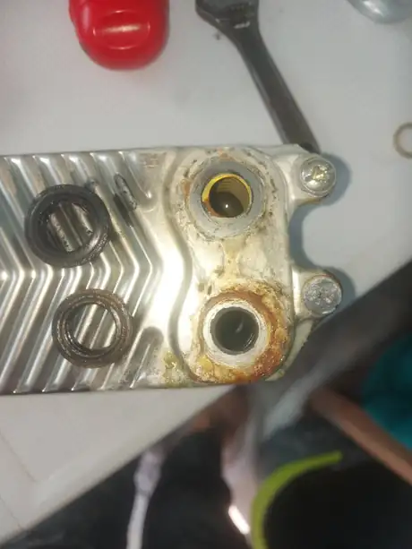 A plate heat exchanger with one face clean and the other scaled